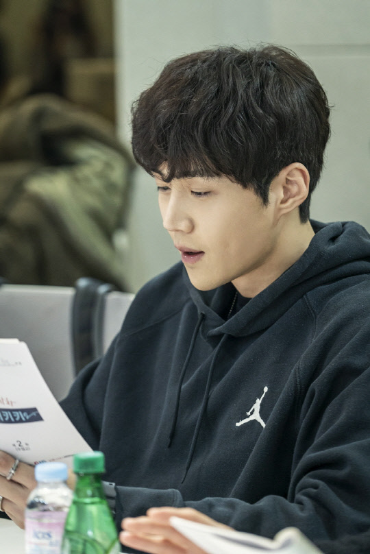 김선호, 무명돌 출신의 가수 지망생이자 세상 둘도 없는 까칠남 차우식 役